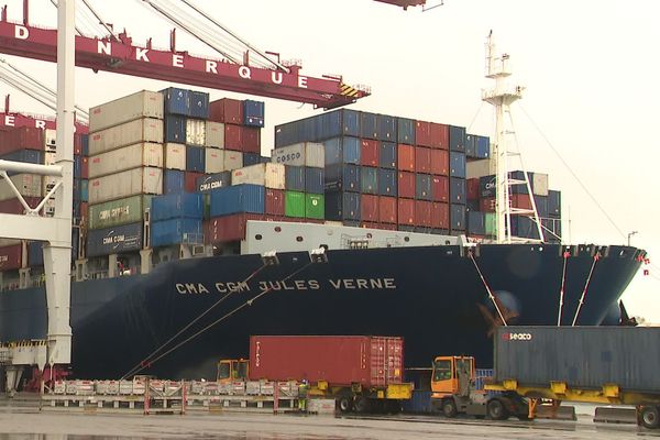 Le "Jules-Verne" a accosté ce mardi au port de Dunkerque. Rempli de masques.