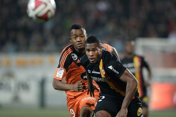 L'expulsion de Loïc Landre (ici à la lutte avec Jordan Ayew) a coûté cher aux Lensois.