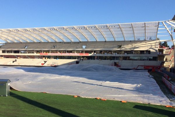 La pelouse du stade Gaston Gérard à Dijon sera bâchée toute la semaine en raison des températures sibériennes annoncées par Météo France. 