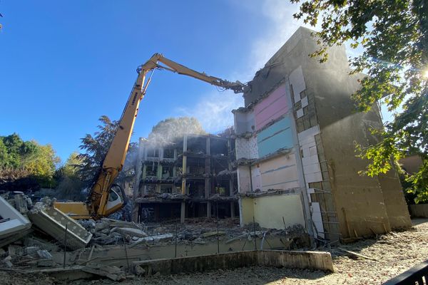 La démolition de l'ancien hôpital de Saint Léonard durera jusqu'à fin novembre 2023.