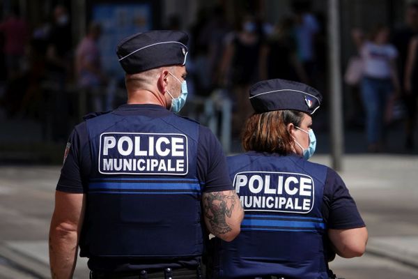 Illustration. Patrouille de police municipale pour le respect du port des masques sur la voie publique.