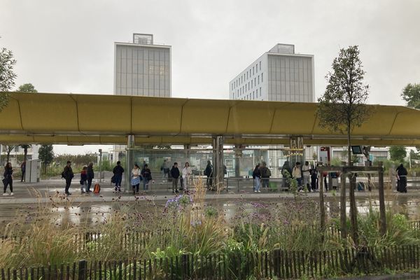 L'espace multimodal à Saint-Nazaire : des passagers mais pas de bus en ce jour de rentrée