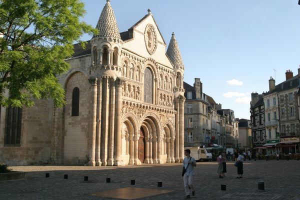 La place Notre-Dame, à Poitiers