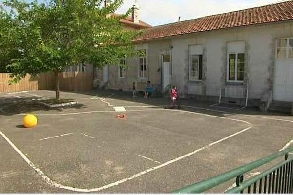 Des parents d'élèves créent une école Montessori dans l'ancienne école communale de Deniat en Charente.