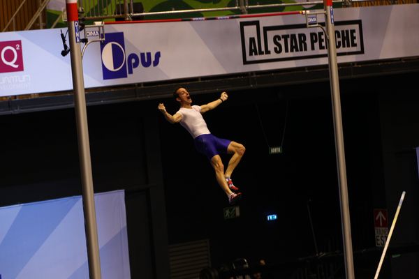 A Clermont-Ferrand, le 21 février 2016 : Renaud Lavillenie a réalisé la meilleure performance mondiale de l'année en franchissant une barre à 6,02 mètres. Le Clermontois a remporté le All Star Perche devant Shawn Barber.