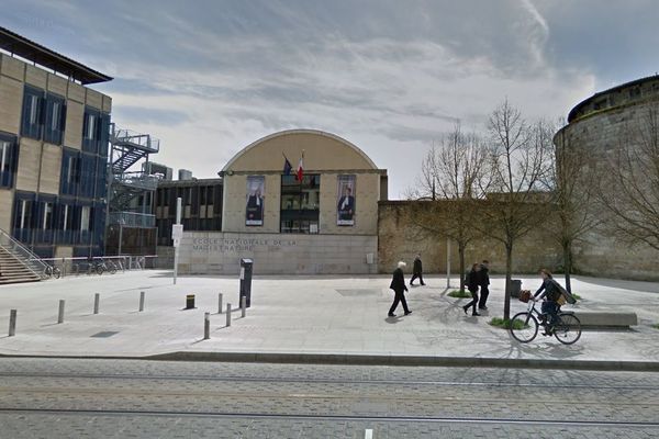 Le parvis de l'ENM, dans le centre-ville de Bordeaux. 