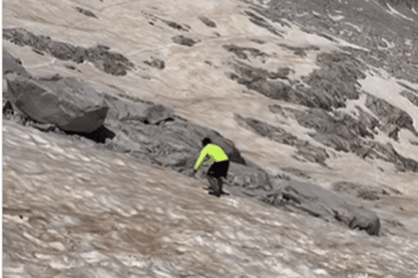 Un randonneur inconscient traverse le glacier d'Aneto dans les Pyrénées espagnoles sans équipement adapté le mercredi 31 juillet 2024.