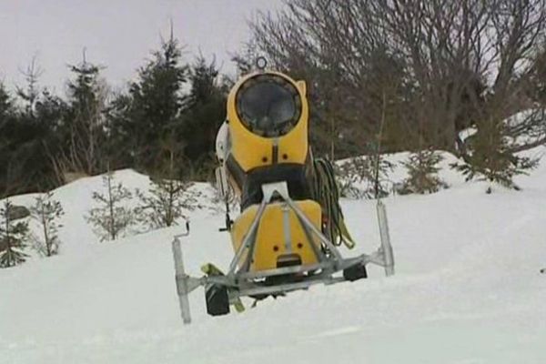 Les quatres canons ont été installés le long de la piste réservée aux débutants.