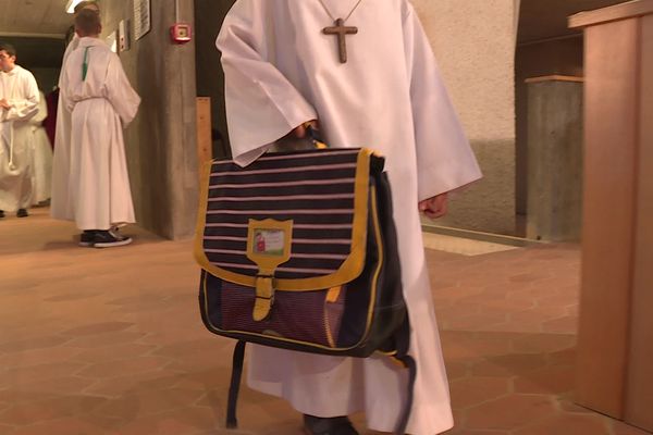 Bénédiction des cartables ; une tradition au sanctuaire d'Ars-sur-Formans (Ain) à la veille de la rentrée.