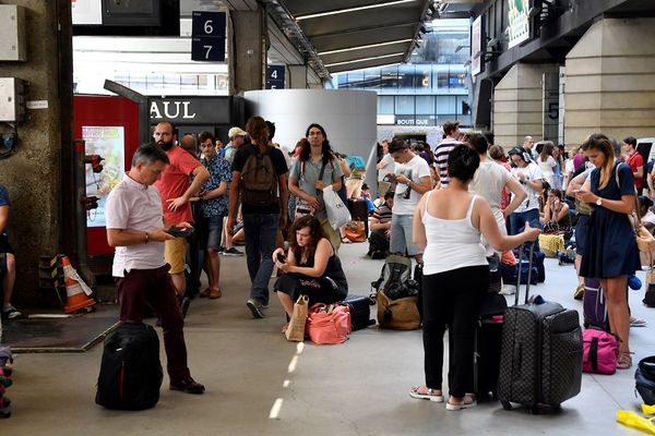 Des voyageurs patientent à la gare Montparnasse