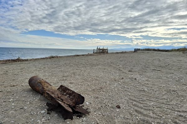 Un engin explosif datant de la 2eme guerre mondiale sur la plage de Toreilles, dans les Pyrénées-Orientales. Depuis mardi 10 décembre 2024, une opération de déminage est en cours sur la plage de cette petite cité balnéaire catalane. Le littoral est interdit au public jusqu’à ce jeudi 12 décembre.