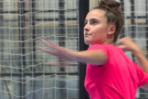 Marie Goyenetche jouera les mondiaux de pelote basque aux côtés de Maritxu Housset. Reportage de Sandrine Estrade et Rémy Poissonnier.