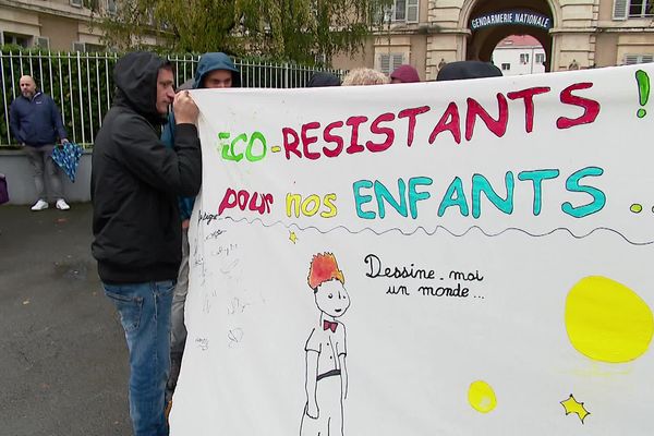 Le rassemblement devant la gendarmerie de Niort en soutien aux manifestants opposés aux bassines convoqués par la gendarmerie nationale, mardi 15 novembre.