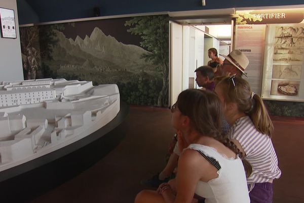 Des visiteurs au musée de la Corse.