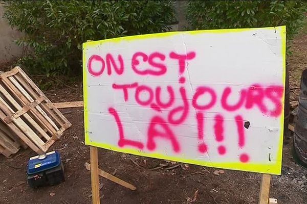 Les Gilets jaunes du rond point de Grossereix à Limoges affichent leur détermination