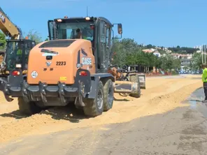 Durant trois jours, entre 1300 et 1500 tonnes de sable vont être déposées sur la plage de Ferrières.