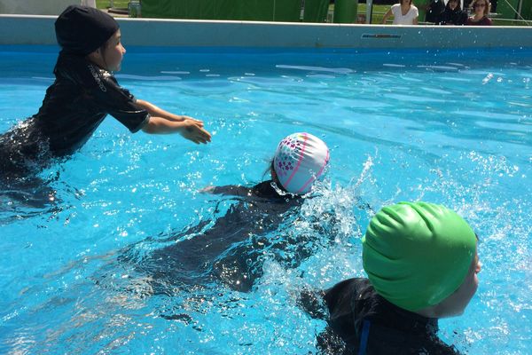 Nager, faire du vélo, courir, 3 activités sportives pour lutter contre l'inactivité et le surpoids des enfants.