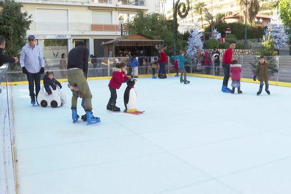 Cette année, la patinoire de Beaulieu-sur-Mer est fabriquée avec une matière synthétique.