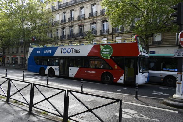 Un bus touristique Tootbus à Paris.