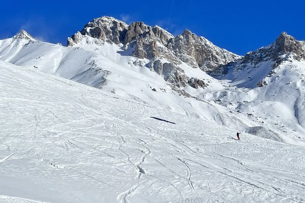 Skier et s'envoler : le snowkite, le mélange de deux sports pour encore plus d'adrénaline et de fun !