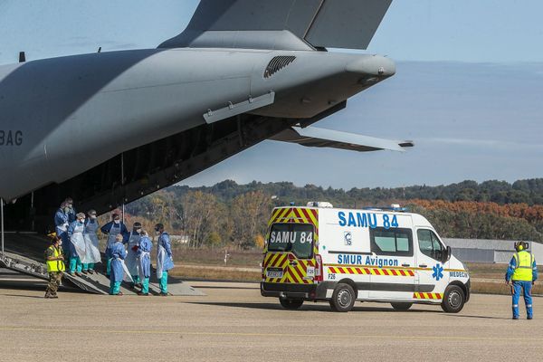 Un avion de l'armée de l'air transporte 4 patients Covid de l'hôpital d'Avignon vers celui de Brest - 28/10/2020