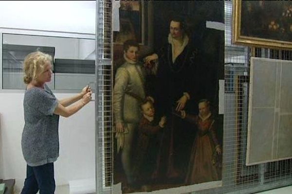 Au musée, des professionnels travaillent pour identifier certains tableaux encore anonymes.