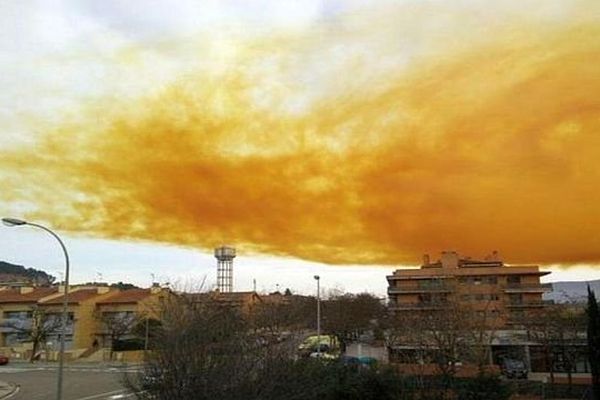 Igualada (Espagne) - le nuage corrosif dans le ciel de la ville - 12 février 2015.