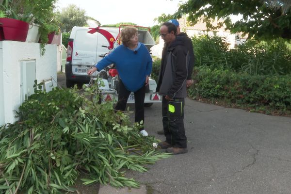 Comme les 45 000 habtiants du Pays de l'Or, Myriam peut faire broyer ses déchets verts à domicile. Un service gratuit mis en place par l'agglo  depuis l'an dernier.