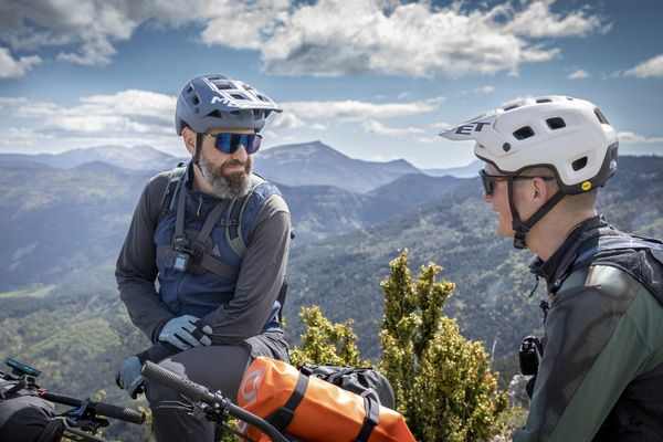 Cédric, un explorateur à vélo, a partagé une aventure à vélo unique aux côtés de Baptiste, 17 ans, autiste Asperger.