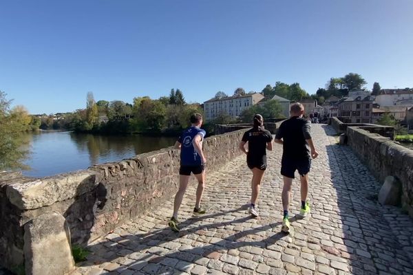 De nombreux Limougeauds font leur running sur le pont Saint-Etienne, le 31 octobre 2024.