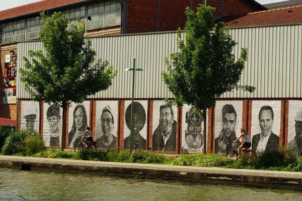 Cet été, des centaines de portraits noir et blanc envahissent les murs du canal de l’Ourcq de la Place de Stalingrad au bassin de Pantin.