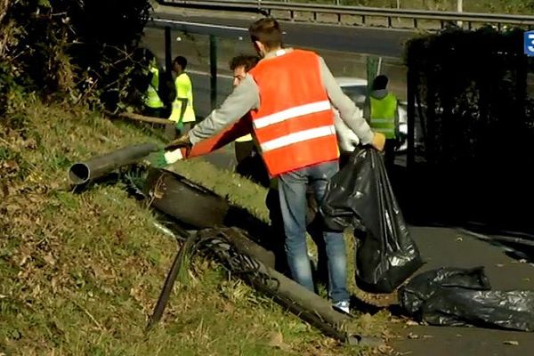 Les bénévoles se sont retrouvés sous le pont de Cheviré pour la collecte des déchets