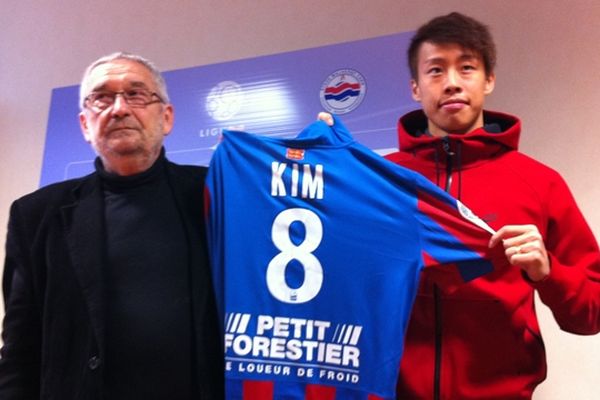 Jean-François Fortin, président du stade Malherbe, et la nouvelle recrue du club,  Kyung-Jung Kim, présenté ce samedi