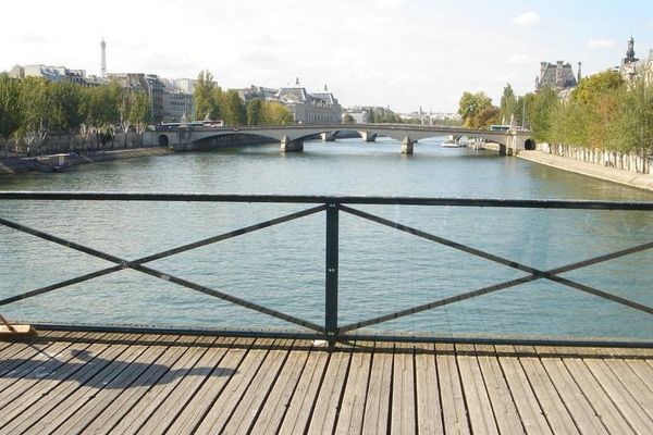 Avec l'installation de panneaux vitrés sur le Pont des Arts, on ne devrait bientôt plus être en mesure d'attacher de cadenas. 