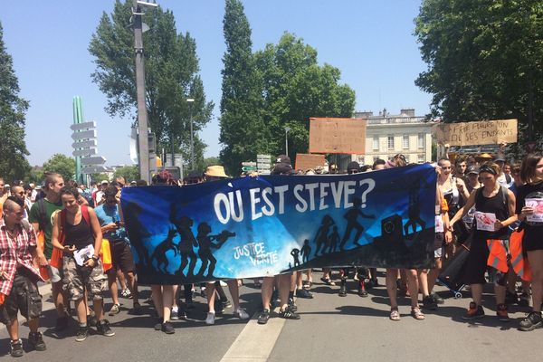 Plusieurs centaines de personnes avaient pris le départ de la marche organisée samedi 29 juin à Nantes en hommage à Steve Maia Caniço, disparu le soir de la fête de la musique après une charge de la police en bord de Loire.