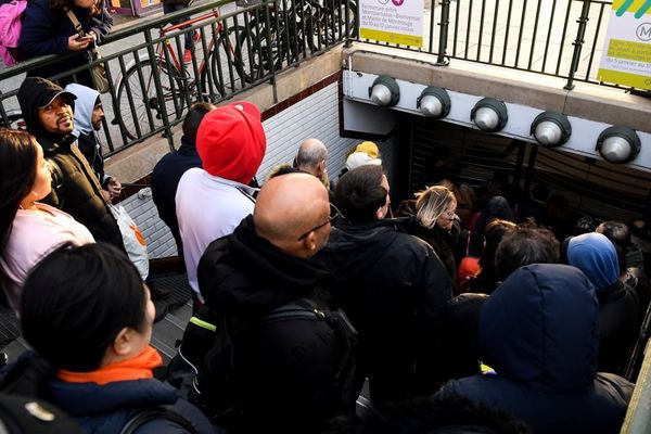 Une file de voyageurs tentant d’accéder au métro, Porte d’Orléans sur la ligne 4 du métro, le 20 décembre (illustration).