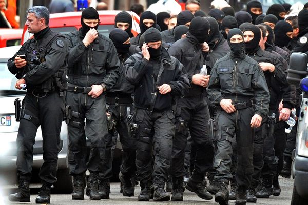 Amaury de Hauteclocque (à gauche) et ses hommes à Toulouse, après la mort de Merah. 