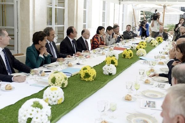 Jean-Luc Moudenc (à gauche de la photo) et les autres convives à l'Elysée