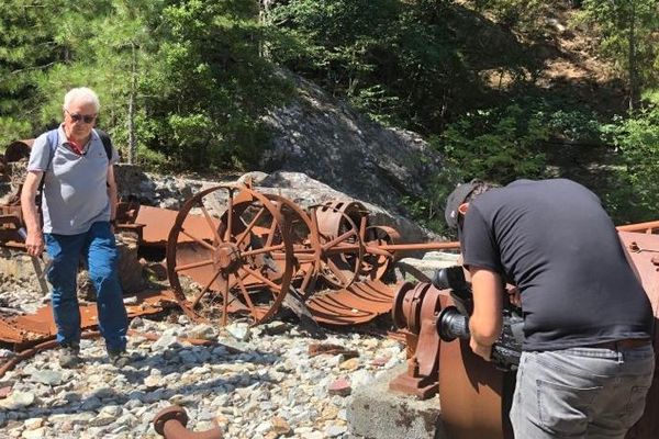 Au milieu des machines restantes à la mine de la Finosa, commune de Ghisoni.