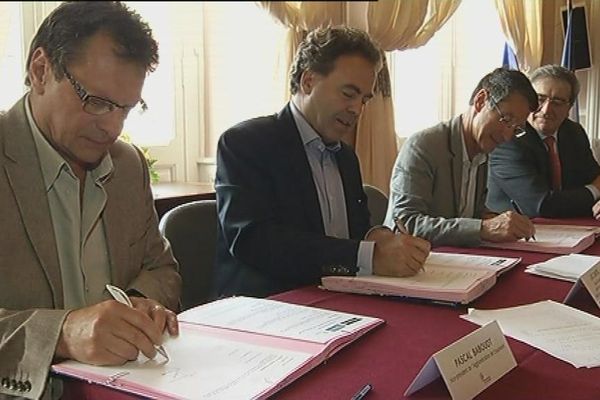 Signature ce vendredi après-midi entre le président fondateur de Noz et Luc Chatel 