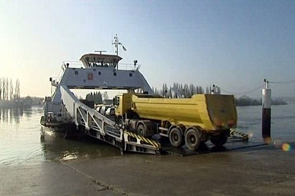 Suite à l'incendie du Pont Mathilde, les poids-lourds sont autorisés à emprunter le bac de Duclair.