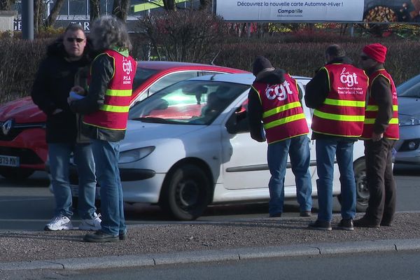 Opération tractage contre la réforme des retraites à Sochaux