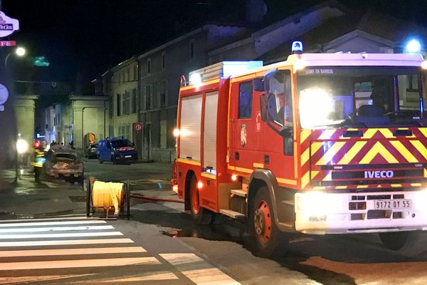 Une vingtaine de sapeurs pompiers est intervenue sur place pour évacuer les habitants et sécuriser les abords de la fuite de gaz.