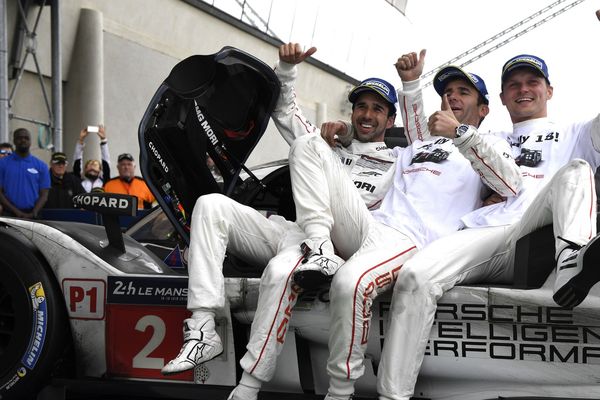 Neel Jani, Romain Dumas et Marc Lieb célèbrent la victoire de leur Porsche 919 Hybrid au Mans le 19 juin 2016