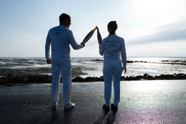 Le relais de la flamme des Jeux Olympiques de Paris 2024, sur le passage du Gois, en Vendée, le 4 juin 2024