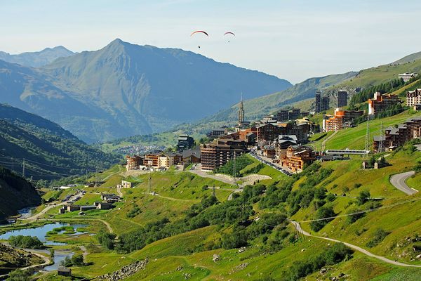 La station des Ménuires (Savoie) fait le plein de touristes pour l'été. Photo d'archives.