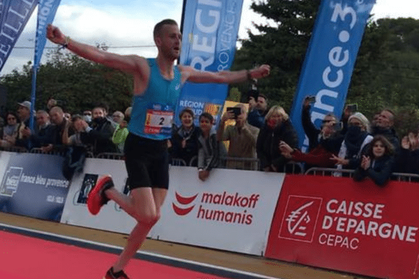 Félix Bour est le gagnant de cette 42 édition du Marseille-Cassis. avec un temps de 1h01'52.