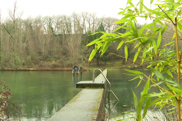 Le lac de Peyrat, proche de Villeneuve-sur-Lot, est une ancienne base nautique à l'abandon