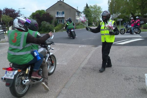 Les motards d'Une rose, un espoir lors de leur opération de distribution de roses au profit de la Ligue contre le cancer.