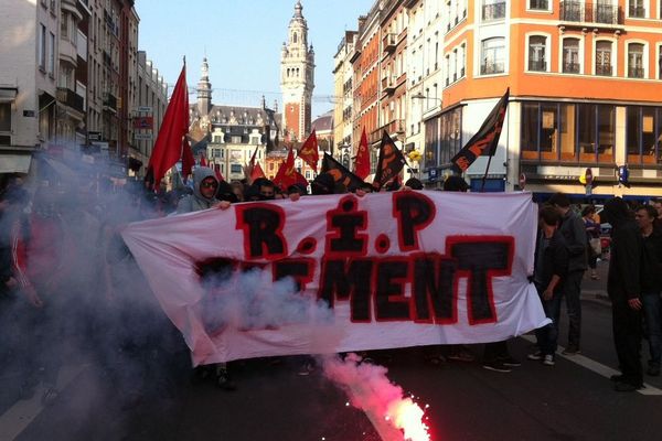 Une banderole en hommage à Clément Méric, aux abords de la Grand Place à Lille.